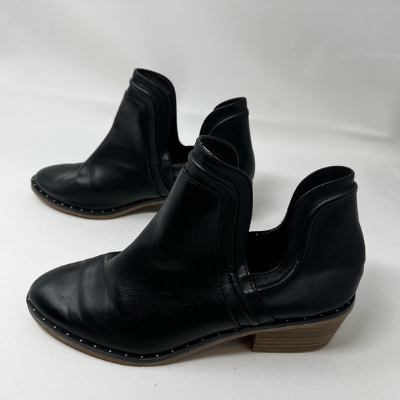 Sonoma Shoes - Sonoma LifeStyle Lana Pull On
Leather Upper Ankle Boots
* 7.5 M